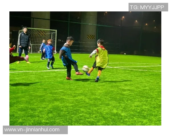 探索以踢足球为例的动作词汇及其在语言中的应用与表达 探索以踢足球为例的动作词汇及其在语言中的应用与表达